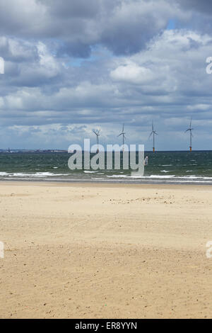 Teeside wind farm photographiés de Redcar beach. 27 éoliennes offshore dans l'estuaire de la rivière au nord-ouest de l'Angleterre Banque D'Images