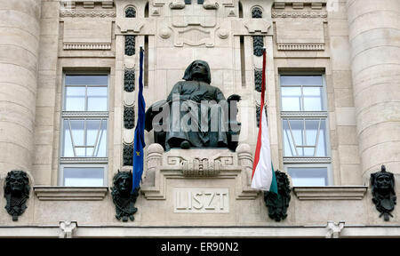 Ferenc Liszt statue sur la façade de Magyar Kiralyi Zeneakademia Budapest Hongrie Banque D'Images