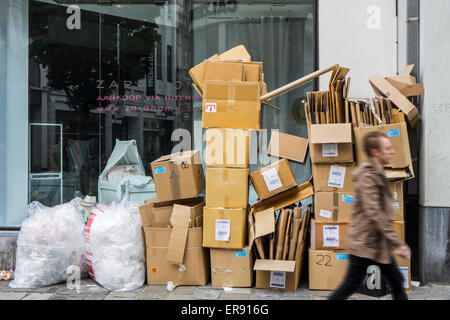 Sacs poubelle carton empilés à refuser en face de boutique dans rue commerçante, en raison d'une grève par les ordures en société de traitement de ville Banque D'Images