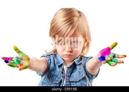 Petite fille malheureuse avec ses mains tachées ? ?avec des couleurs Banque D'Images