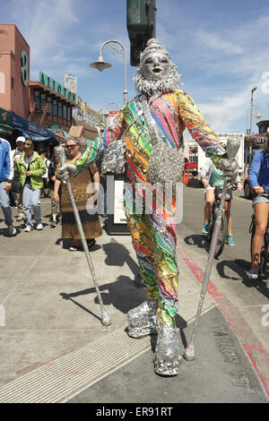 Ciel bleu artiste portrait en costume d'argent coloré, tenant deux bâtons, Taylor Street, Fisherman's Wharf, San Francisco Banque D'Images