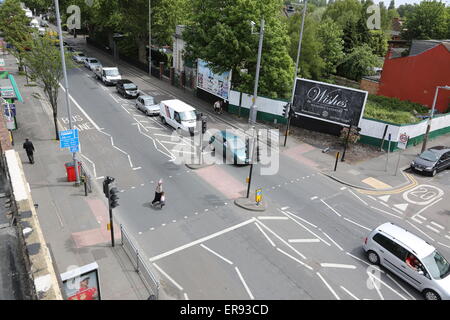 Un passage pour piétons sur Lee Bridge Road au nord de Londres. Feux de circulation et de mise en file d'attente montre traffic Banque D'Images