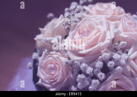 Bouquet de mariage avec des roses blanches et des orchidées piscine Banque D'Images