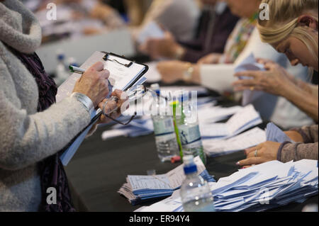 Nombre d'élection générale 2015 Magna Science Center Rotherham les votes sont comptés dans la grande salle après la fermeture des bureaux de vote Banque D'Images