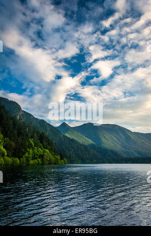 Lumière du soir sur le lac Crescent et montagnes dans Olympic National Park, Washington. Banque D'Images