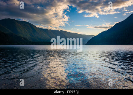 Lumière du soir sur le lac Crescent et montagnes dans Olympic National Park, Washington. Banque D'Images