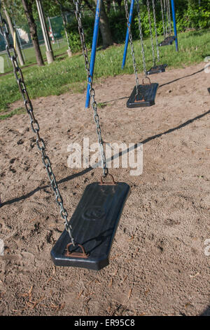 Balançoire bleue dans un quartier résidentiel où aria enfants puissent aller jouer librement sans aucun danger. Banque D'Images