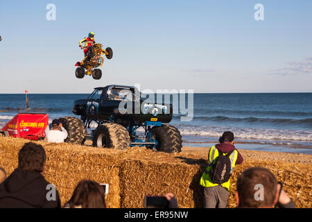 Bournemouth, Royaume-Uni 29 Mai 2015. L'Australian stunt driver Kangaroo Kid (Matt Coulter), qui fait ses débuts au Festival de roues de Bournemouth, saute par la Grande Faucheuse Monster Truck sur son quad pour le finale de la première jour Crédit : Carolyn Jenkins/Alamy Live News Banque D'Images