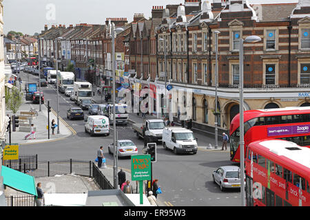 Lee Bridge Road, une banlieue animée high street, dans le nord de Londres montrant la congestion du trafic, les autobus et les piétons Banque D'Images