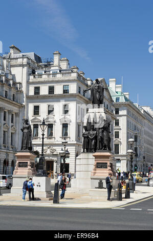 Une statue de bronze de Florence Nightingale tenant une lampe par le mémorial de la guerre de Crimée, Londres, Angleterre. Banque D'Images