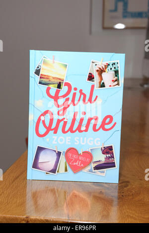 Youtube star Zoe Sugg alias 'Zoella' assiste à une séance à la veille de la publication de son premier roman, 'Girl' en ligne, publié par Penguin Books le 25 novembre 2014. 80 Strand, London dispose d''atmosphère où : London, Royaume-Uni Quand : 24 novembre 2014 Crédit : Phil Lewis/WENN.com Banque D'Images