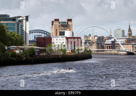 La Tyne à Newcastle avec le Millennium Bridge, pont Tyne Bridge et de haut niveau, avec la mer Baltique Arts Centre, centre Banque D'Images