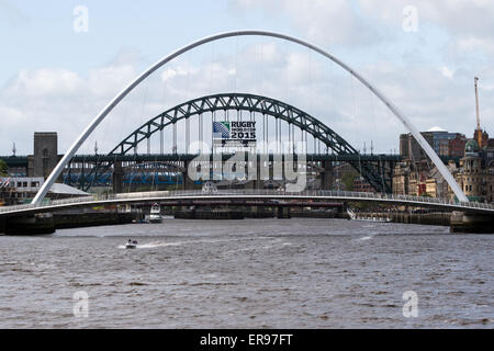 La Tyne à Newcastle avec le Millennium Bridge et au-delà le pont Tyne et High Level Bridge Banque D'Images