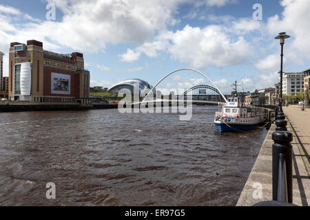 Le quai à Newcastle Upon Tyne, avec la mer Baltique et sage, Gateshead, à gauche, et le Millennium Bridge et le pont Tyne Banque D'Images