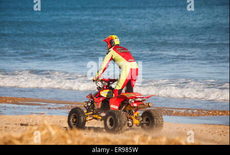 Bournemouth, Royaume-Uni 29 Mai 2015. L'Australian stunt driver Kangaroo Kid (Matt Coulter), qui fait ses débuts au Festival de roues de Bournemouth, s'apprête à sauter par-dessus la grande faucheuse Monster Truck sur son quad pour le finale de la première jour Crédit : Carolyn Jenkins/Alamy Live News Banque D'Images