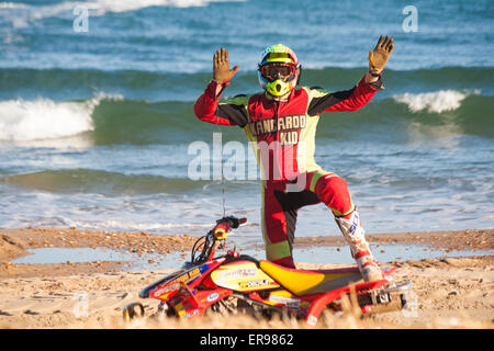 Bournemouth, Royaume-Uni 29 Mai 2015. L'Australian stunt driver Kangaroo Kid (Matt Coulter), qui fait ses débuts au Festival de roues de Bournemouth, s'apprête à sauter par-dessus la grande faucheuse Monster Truck sur son quad pour le finale de la première jour Crédit : Carolyn Jenkins/Alamy Live News Banque D'Images