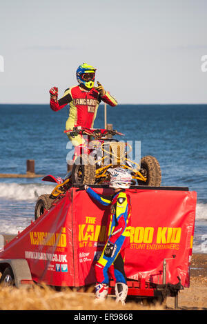 Bournemouth, Royaume-Uni 29 Mai 2015. L'Australian stunt driver Kangaroo Kid (Matt Coulter), qui fait ses débuts au Festival de roues de Bournemouth, s'apprête à sauter par-dessus la grande faucheuse Monster Truck sur son quad pour le finale de la première journée - avec son acolyte Paul Hannam. Credit : Carolyn Jenkins/Alamy Live News Banque D'Images