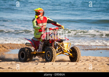 Bournemouth, Royaume-Uni 29 Mai 2015. L'Australian stunt driver Kangaroo Kid (Matt Coulter), qui fait ses débuts au Festival de roues de Bournemouth, s'apprête à sauter par-dessus la grande faucheuse Monster Truck sur son quad pour le finale de la première jour Crédit : Carolyn Jenkins/Alamy Live News Banque D'Images