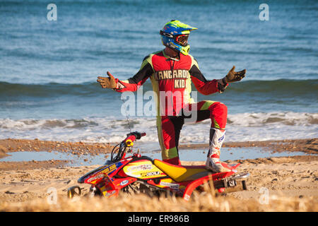 Bournemouth, Royaume-Uni 29 Mai 2015. L'Australian stunt driver Kangaroo Kid (Matt Coulter), qui fait ses débuts au Festival de roues de Bournemouth, s'apprête à sauter par-dessus la grande faucheuse Monster Truck sur son quad pour le finale de la première jour Crédit : Carolyn Jenkins/Alamy Live News Banque D'Images