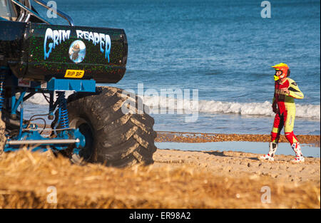 Bournemouth, Royaume-Uni 29 Mai 2015. L'Australian stunt driver Kangaroo Kid (Matt Coulter), qui fait ses débuts au Festival de roues de Bournemouth, s'apprête à sauter par-dessus la grande faucheuse Monster Truck sur son quad pour le finale de la première jour Crédit : Carolyn Jenkins/Alamy Live News Banque D'Images