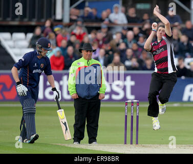 Chelmsford, Essex, Royaume-Uni. 29 mai, 2015. Jamie Overton dans bowling action pour Somerset. T20 Natwest Blast. Essex Eagles contre Somerset CCC. Credit : Action Plus Sport/Alamy Live News Banque D'Images