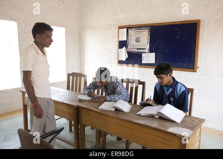 Le Rajasthan, Inde. 31 octobre, 2011. Udayan a officiellement ouvert sa nouvelle école en juillet 2011. Avec une capacité globale de 200 enfants l'école offre des installations de classe pour tous les enfants à Udayan ainsi que les enfants de familles pauvres dans les communautés de village. Udayan est Vatsalya's Programme de soins résidentiels pour orphelins et enfants abandonnés au Rajasthan, Inde. Vatsalya a pour objectif premier d'autonomisation des personnes qui en ont besoin et qui la recherchent. Vatsalya est une ONG indienne dont la mission est d'aider à restaurer l'enfance perdue et d'améliorer la qualité de vie des membres vulnérables Banque D'Images