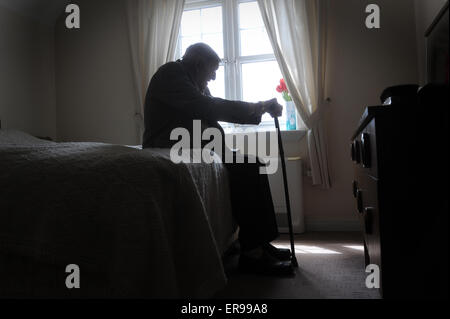 La silhouette DU PENSIONNÉ RE Solitude Solitude DÉPRESSION RETRAITE PAO HOMME HOMMES SEUL APPUI SUR LES SOINS AUX PERSONNES ÂGÉES ACCUEIL UK pleurer Banque D'Images