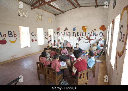 Le Rajasthan, Inde. 31 octobre, 2011. Udayan a officiellement ouvert sa nouvelle école en juillet 2011. Avec une capacité globale de 200 enfants l'école offre des installations de classe pour tous les enfants à Udayan ainsi que les enfants de familles pauvres dans les communautés de village. Udayan est Vatsalya's Programme de soins résidentiels pour orphelins et enfants abandonnés au Rajasthan, Inde. Vatsalya a pour objectif premier d'autonomisation des personnes qui en ont besoin et qui la recherchent. Vatsalya est une ONG indienne dont la mission est d'aider à restaurer l'enfance perdue et d'améliorer la qualité de vie des membres vulnérables Banque D'Images