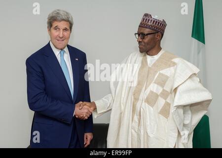 Le secrétaire d'Etat américain John Kerry, serre la main avec nouveau assermenté Président Muhammadu Buhari à Eagle Square, 29 mai 2015 à Abuja, Nigeria. Banque D'Images