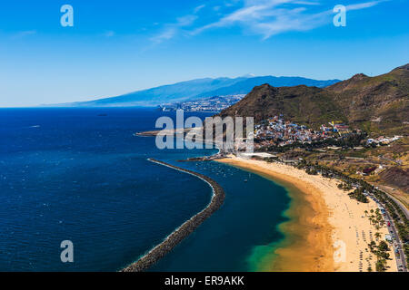 Voir à l'autre rive ou de l'océan Atlantique et la plage Las Teresitas en ville de Santa Cruz de Tenerife, Îles Canaries l'Espagne au printemps Banque D'Images