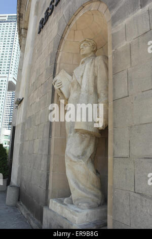 Ciel bleu, portrait oblique à l'Intercontinetal Hôtel, sculpture ouvrier modèle holding book, Palais de la Culture et des sciences, Pologne Banque D'Images