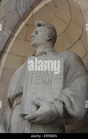 Ouvrier modèle Portrait sculpture holding book avec des noms de Marx, Engels, Lénine, Palais de la Culture et des sciences, Varsovie, Pologne Banque D'Images