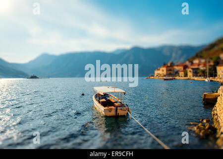 Seul bateau dans la baie de Kotor Banque D'Images