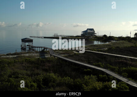 Vue au petit matin de la baie de Mobile à partir de la presqu'île de Fort Morgan, de l'Alabama. Banque D'Images