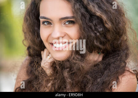 Fermer portrait of happy smiling bride Banque D'Images