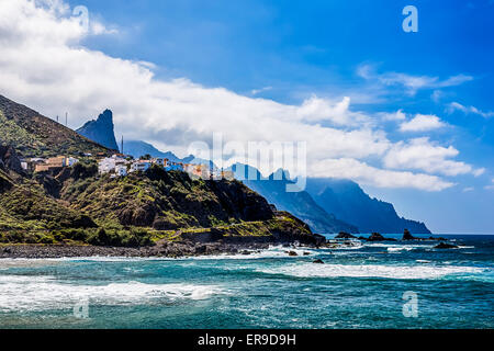 L'autre rive ou de l'océan Atlantique avec la montagne verte ou de la roche et le ciel avec les nuages et la ligne d'horizon dans l'île de Ténérife, Espagne Banque D'Images