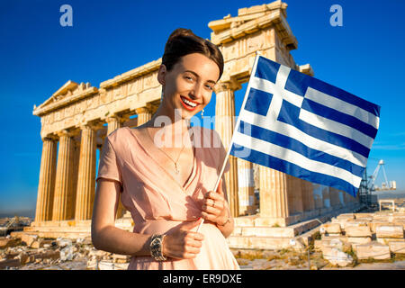 Femme avec drapeau grec sur fond de Parthenon Banque D'Images