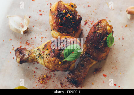 Cuisses de poulet rôti bio faits maison avec des épices sur un fond de bois rustique Banque D'Images