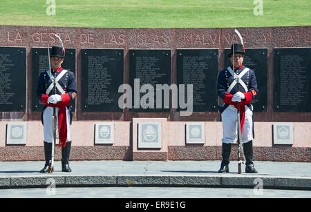 Deux gardes Falklands War Memorial Plaza San Martin Buenos Aires Retiro Plaza San Martin Retiro Banque D'Images