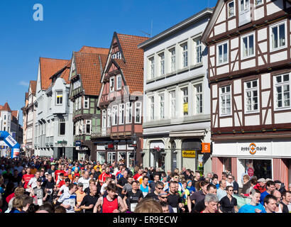 Des centaines de coureurs commencent une course, Wasalauf, Celle, Basse-Saxe, Allemagne Banque D'Images