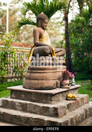 Statues de Bouddha dans la station jardin de la residence d'Angkor, Siem Reap, Cambodge. Banque D'Images