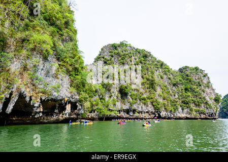 PHANG NGA, THAÏLANDE - 27 avril 2015 : les touristes sont satisfaits de l'île près de canoë sur la surface de la mer à la grotte de Tham Lod en ao Banque D'Images