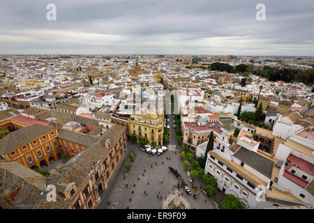 Voir l'Orient avec palais des Archevêques à Plaza Virgen de los Reyes de la Cathédrale de Séville La Giralda Banque D'Images