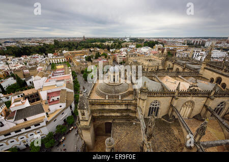 Vue sud sur le toit de la Cathédrale de Séville Giralda de Alcazar palace Banque D'Images