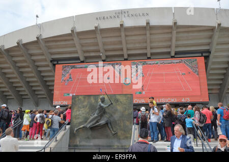 Paris, France. 29 mai, 2015. Statue de Suzanne Lenglen en face de la Cour Suzanne Lenglen à Roland Garros, Paris. Crédit : Paul Quayle/Alamy Live News Banque D'Images