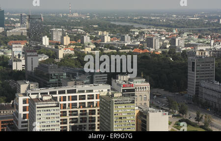 Sunny View north cityscape à Plac Kazimierza Pulaskiego 33 Vistule et terrasse d'observation de palais de la Culture et des sciences, Varsovie Banque D'Images