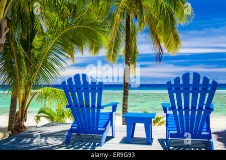 Deux chaises bleues sur un front de mer sur la plage magnifique, les Îles Cook Banque D'Images