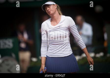 Paris, France. 29 mai, 2015. Maria Sharapova de la Russie réagit au cours de la féministe des célibataires 3ème match contre Samantha Stosur de l'Australie à l'Open de France 2015 Tournoi de tennis à Paris, France, le 29 mai 2015. Maria Sharapova a gagné 2-0. Crédit : Chen Xiaowei/Xinhua/Alamy Live News Banque D'Images