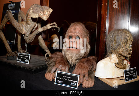 Universal City CA. 29 mai, 2015. Tous les types de masque et monster chiffres faite par Oscar gagnant composent artiste Rick Baker passe aux enchères à l'hôtel Hilton Universal City vendredi. Effets spéciaux de longue date maquilleur Rick Baker, dont le travail peut être vu dans les hommes en noir et comment le Grinch a volé Noël, a annoncé sa retraite mercredi.Rick Baker a expliqué son raisonnement à la retraite de l'industrie du divertissement. ''J'ai dit que le moment est venu, je suis âgé de 64 ans, et l'entreprise est fou maintenant. J'aime bien faire les choses, et qu'ils voulaient bon marché et rapide, '' dit Baker. ''Ce n'est pas ce que je Banque D'Images