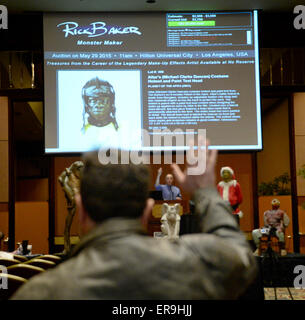 29 mai, 2015. Universal City CA. Les acheteurs collectionneurs haut aller sur le materiel de quoi que ce soit de la planète des singes des masques en par l'artiste Rick Baker lors d'une vente aux enchères à l'hôtel Hilton Universal City vendredi. Effets spéciaux de longue date maquilleur Rick Baker, dont le travail peut être vu dans les hommes en noir et comment le Grinch a volé Noël, a annoncé sa retraite mercredi.Rick Baker a expliqué son raisonnement à la retraite de l'industrie du divertissement. ''J'ai dit que le moment est venu, je suis âgé de 64 ans, et l'entreprise est fou maintenant. J'aime bien faire les choses, et qu'ils voulaient bon marché et rapide, '' Baker sa Banque D'Images